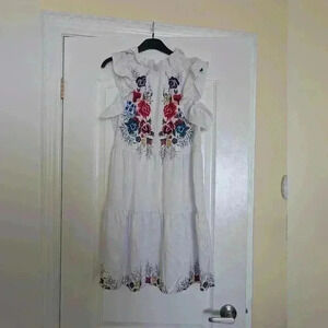 Camisa white dress size  medium white with bright floral design